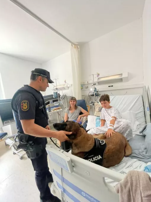 Visita de la Unitat Canina dels Mossos d'Esquadra a la planta de pediatria coincidint amb la Jornada Solidària conjunt amb l'Associació Iris