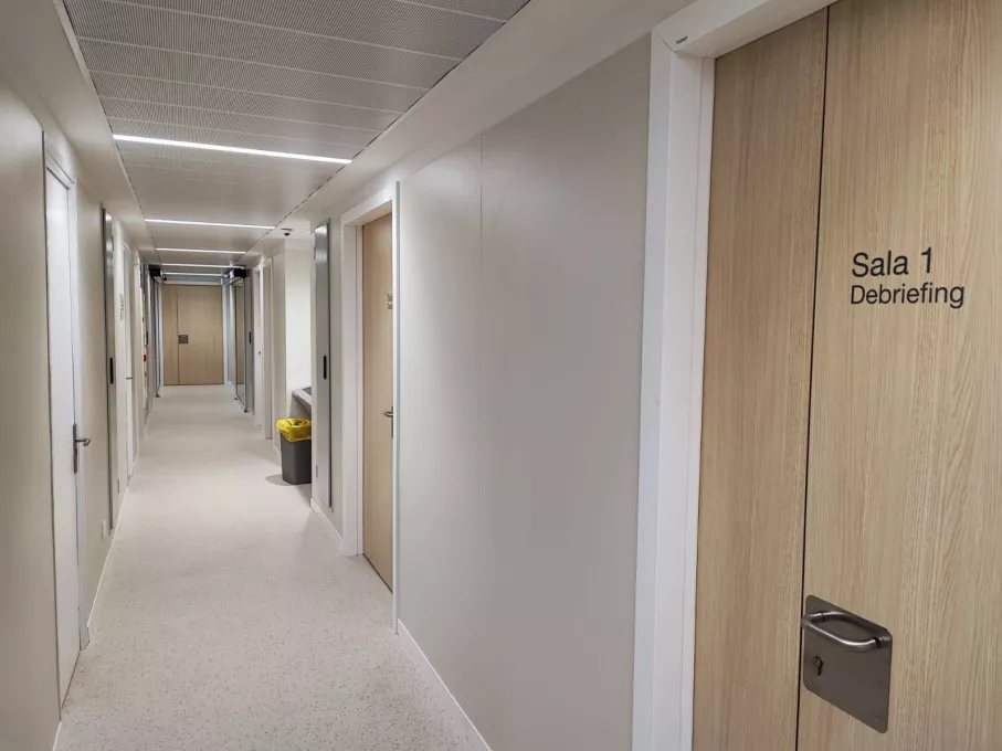 Passadís d'accés al Centre de Simulació Clinica del Trueta