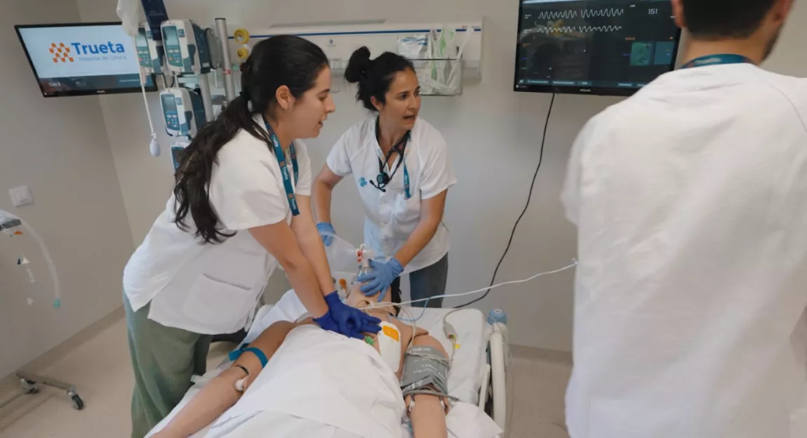Professionals fan una reanimació durant l'activitat formativa al Centre de Simulació Clínica del Trueta