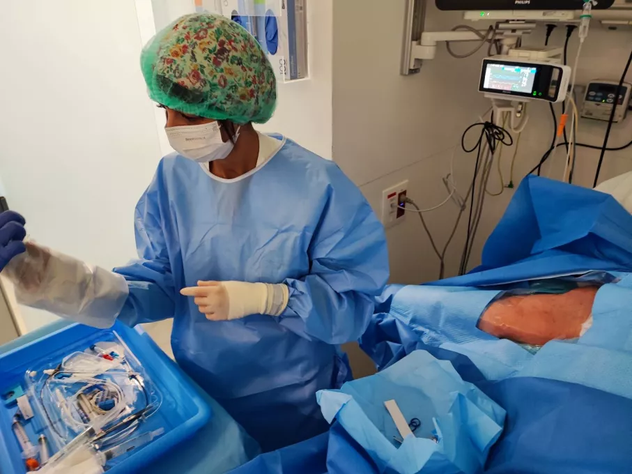 Una professional de l'Equip d'Infusió i Accés Vascular del Trueta realitza un procediment.