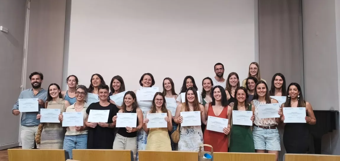 Residents que han completat la seva especialització en medicina familiar i comunitària mostren el diploma acreditatiu durant l'acte de comiat organitzats per l'ICS Girona 