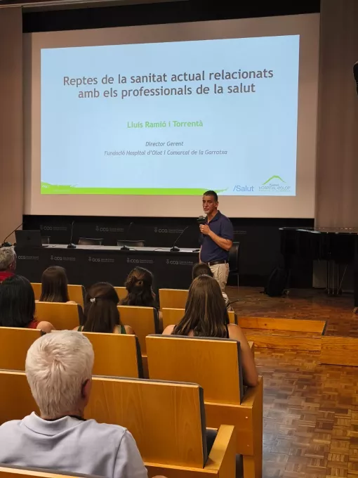 Lluis Ramió intervé en la conferència realitzada en l'acte de comiat dels residents d'atenció primàroa i comunitària de l'ICS Girona