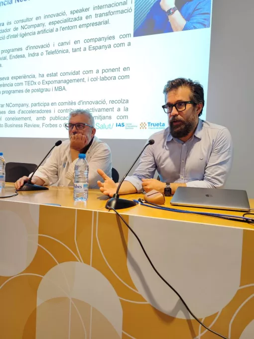 Nestór Guerra respon preguntes en la taula de debat final de la jornada Digital Minds acompanyat per Xavier Aldeguer, coordinador de la Unitat d'Innovació del Trueta  