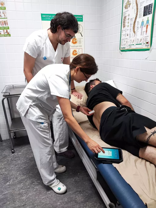 Professionals de la Unitat del Dolor del Trueta atenen la visita d'un pacient per a revisar el funcionament d'un neuroestimulador 