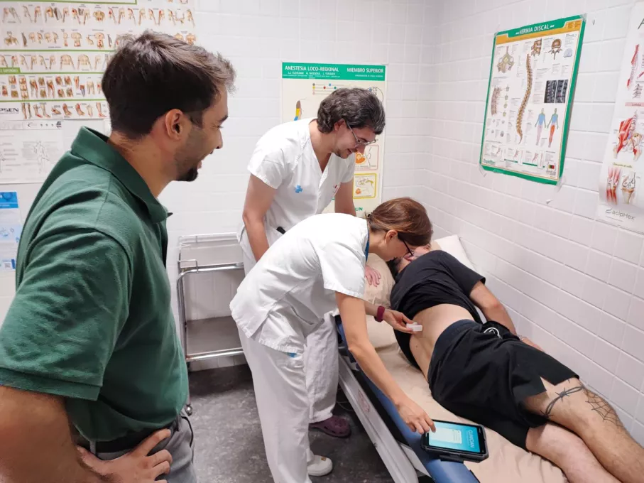 Professionals de la Unitat del Dolor del Trueta atenen la visita d'un pacient per a revisar el funcionament d'un neuroestimulador 