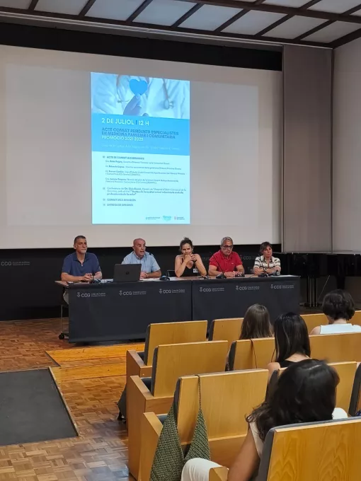 Taula de benvinguda de l'acte de comiat als residents d'Atenció Primària i Comunitària, encapçalada per la gerent d'Atenció Primària i Comunitària de l'ICS Girona, Ester Fages