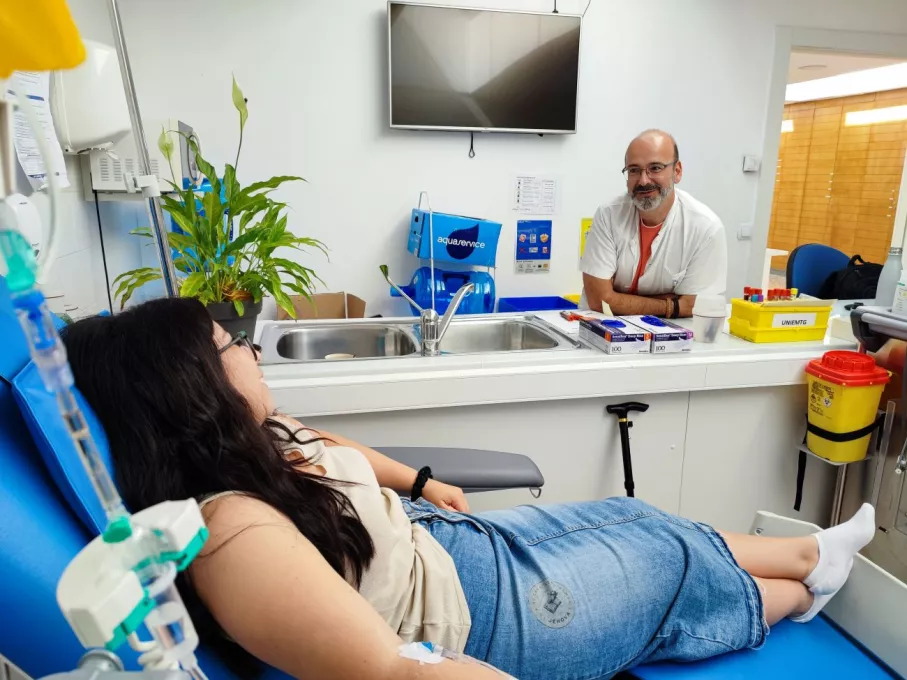 Una pacient és atesa a la Unitat de neuroimmunlogia i esclerosi múltiple de la Regió Sanitària de Girona