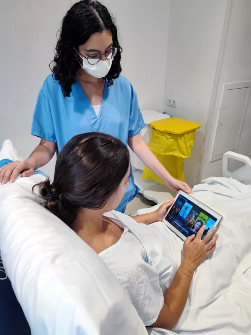 Laura Cano, una de les impulsores principals de l'estudi, sosté la tauleta acompanyada per companyes de l'Àrea Postoperatòria del Trueta que han col·laborat en el seu desenvolupament. 