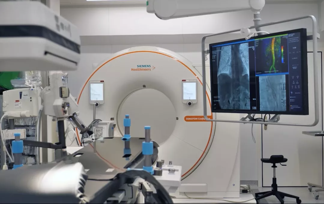 El nou tomògraf computat instal·lat en una de les sales de l'àrea d'intervencionisme del Trueta