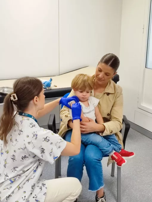 Un infant rep una dosi de vacuna coincidint amb la campanya contra la grip i la COVID-19