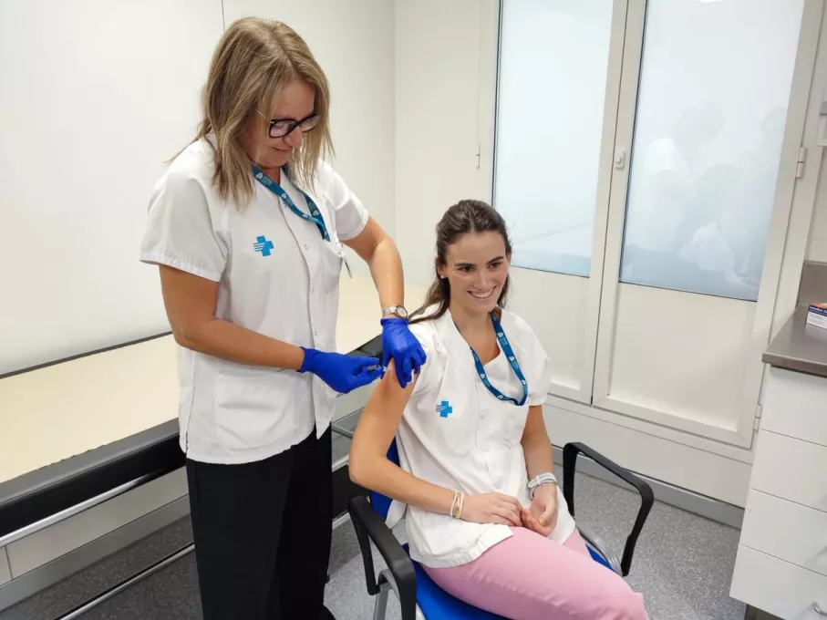 Una professional sanitària rep una dosi de vacuna coincidint amb la campanya contra la grip i la COVID-19