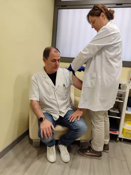 Una professional de l'equip d'atenció primària de Banyoles administra una vacuna dins la campanya iniciada a les farmàcies del municipi.