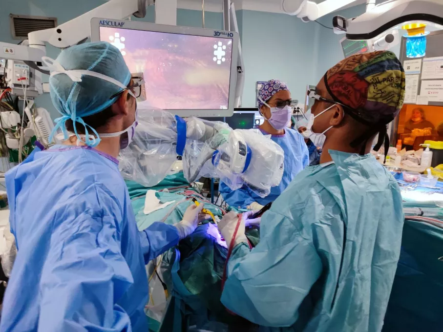Cirurgians del Servei de Neurocirurgia del Trueta realitzen una operació assistida per imatges obtingudes per l'exoscopi.
