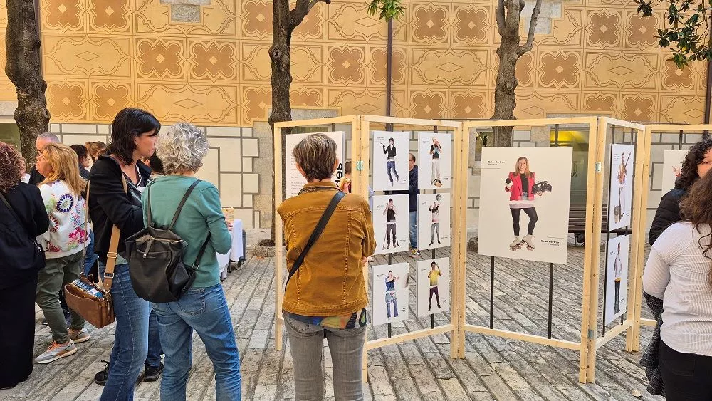Persones observen imatges de l'exposició dues vides, durant la jornada de donació i trasplantament de la Regió Sanitària de Girona