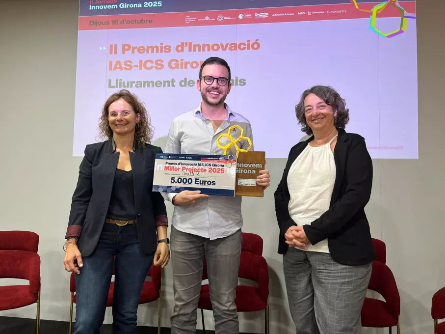 Martí Vivet, acompanyat per Ester Fages i Àngels Morales, amb el premi d'innovació 