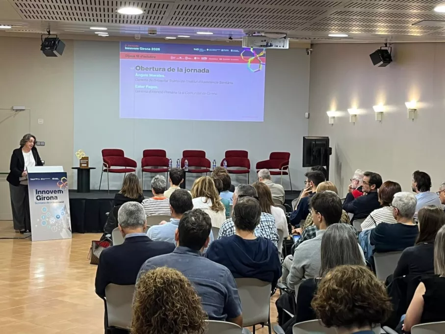 Àngels Morales, gerents de l'IAS i del Trueta, es dirigeix al públic assistent en la inauguració de la jornada Innovem Girona