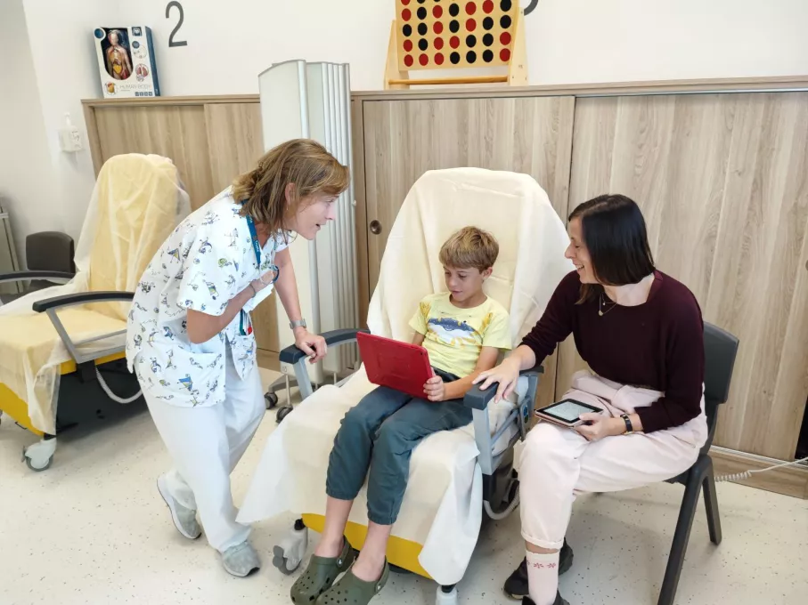 Professionals de l'Hospital de dia Pediàtric del Trueta atenen un infant en el nou espai.