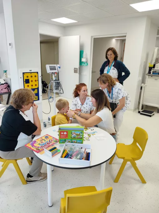Professionals de l'Hospital de dia Pediàtric del Trueta atenen un infant en el nou espai.