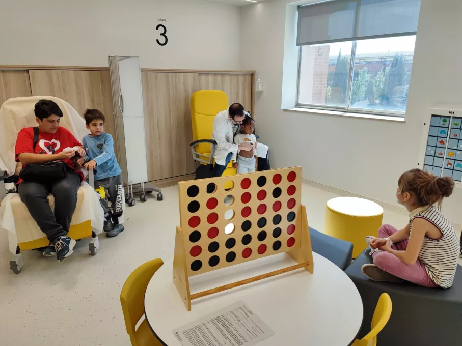 Professionals de l'Hospital de dia Pediàtric del Trueta atenen un infant en el nou espai.