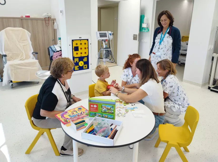 Professionals de l'Hospital de dia Pediàtric del Trueta atenen un infant en el nou espai.