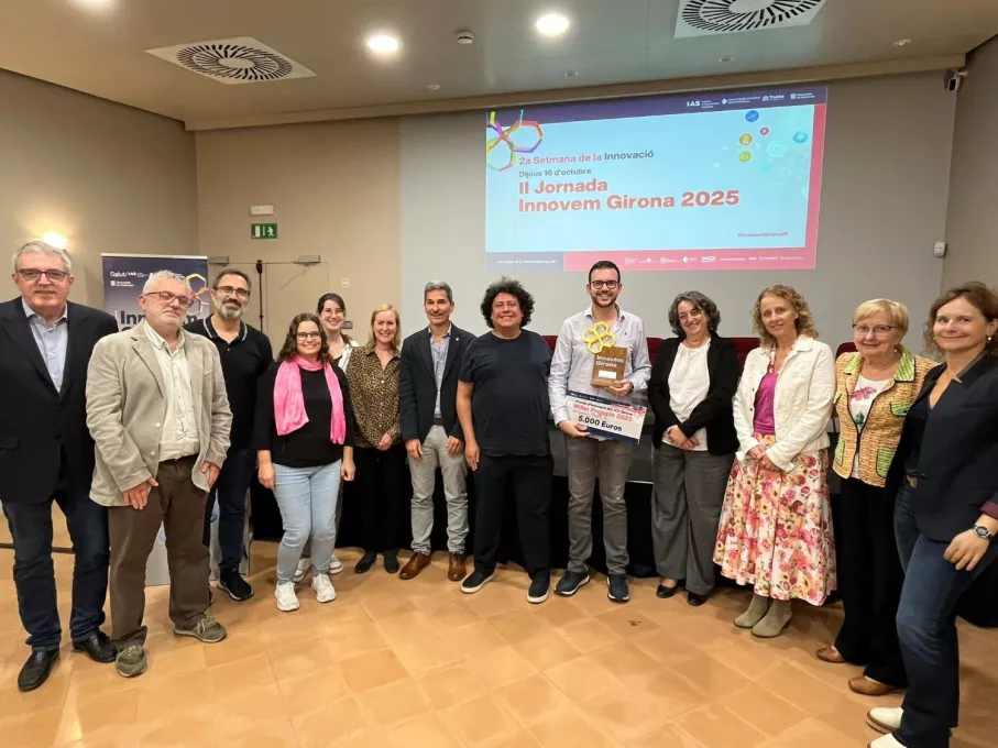 Personalitats de diferents entitats acompanyats amb els representants del projecte guanyador  del premi d'innovació