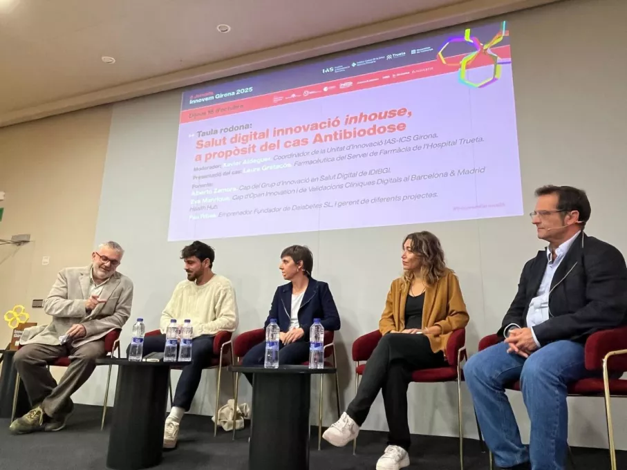 Xavier Aldeguer dirigeix la taula rodona sobre salut digital durant la jornada innovem Girona