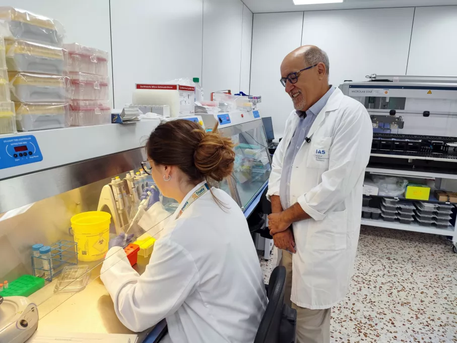 El Doctor Ramon Brugada juntament amb una professional en un procés realitzat al laboratori de genètica molecular de Girona. 