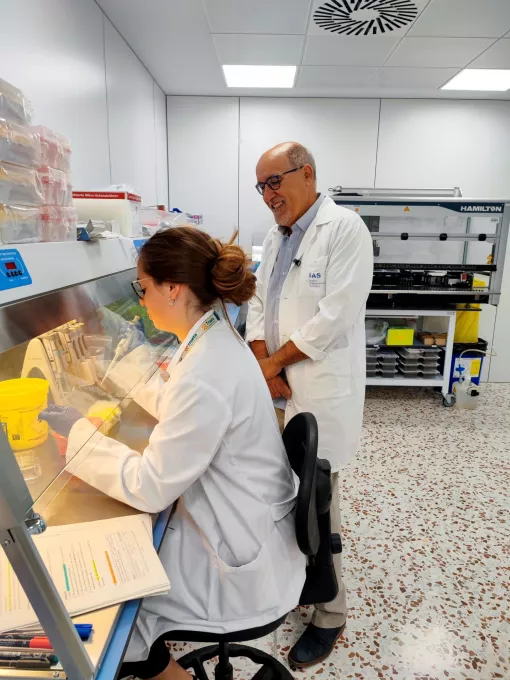 El Doctor Ramon Brugada juntament amb una professional en un procés realitzat al laboratori de genètica molecular de Girona. 