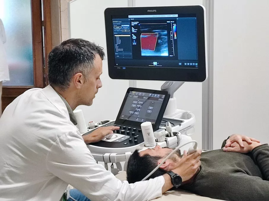 Professional del Servei de Neurologia del Trueta realitzen les proves per comprovar el flux sanguini de les artèries caròtides en el marc del Dia Mundial de l'Ictus  