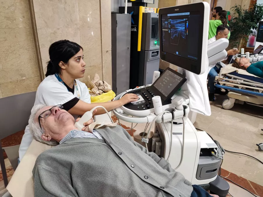 Professional del Servei de Neurologia del Trueta realitzen les proves per comprovar el flux sanguini de les artèries caròtides en el marc del Dia Mundial de l'Ictus  
