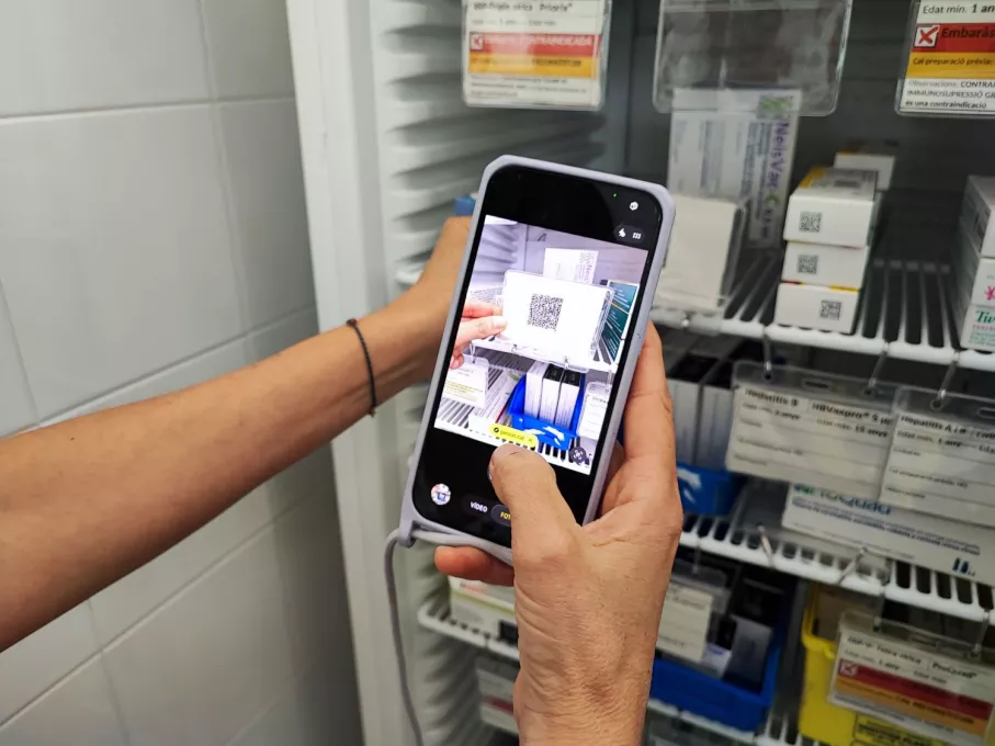 Una professional escaneja el codi d'una de les targetes identificaves creades per l'Atenció Primària de l'ICS Girona i l'IAS