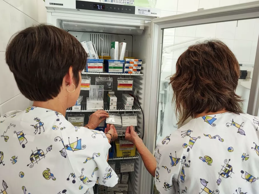 Professionals d'atenció primària de l'ICS Girona revisa les etiquetes identificatives d'una de les neveres on s'emmagatzemen les vacunes.