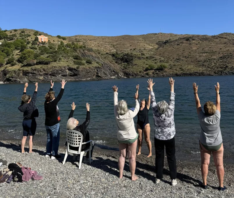 Dones participants en els grups de prescripció social del CAP Llança vinculats al benefici del mar i el seu entorn.