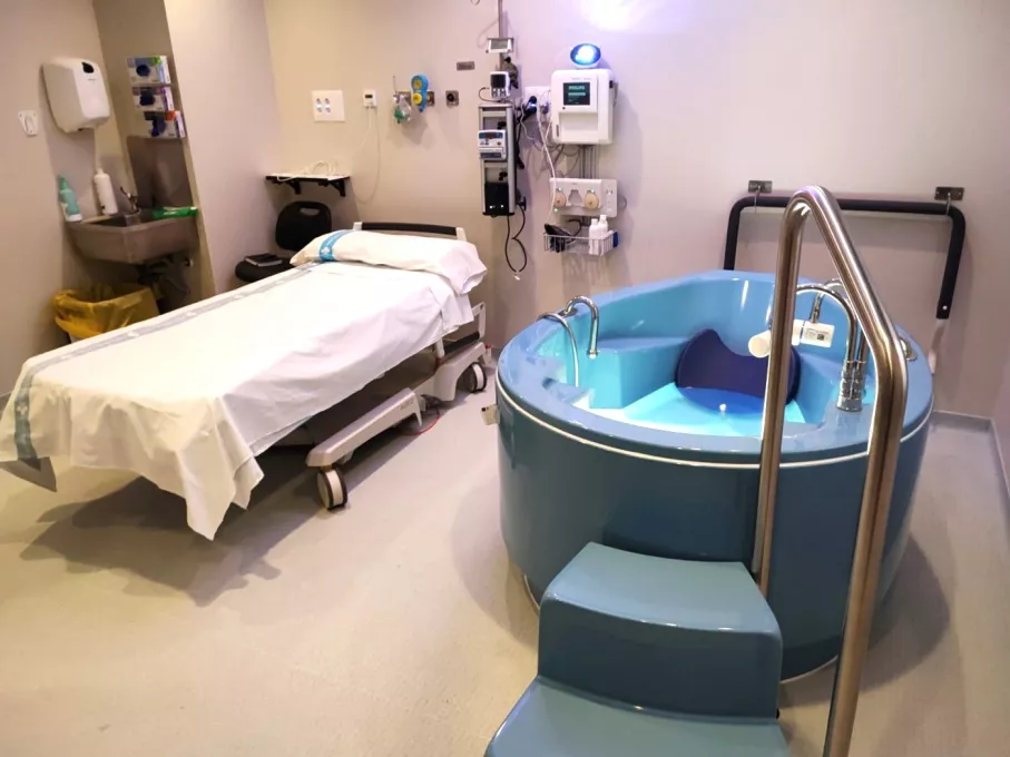 Habitació amb banyera d'hidroteràpia per a parts a l'aigua ubicada a la sala de parts del Trueta.