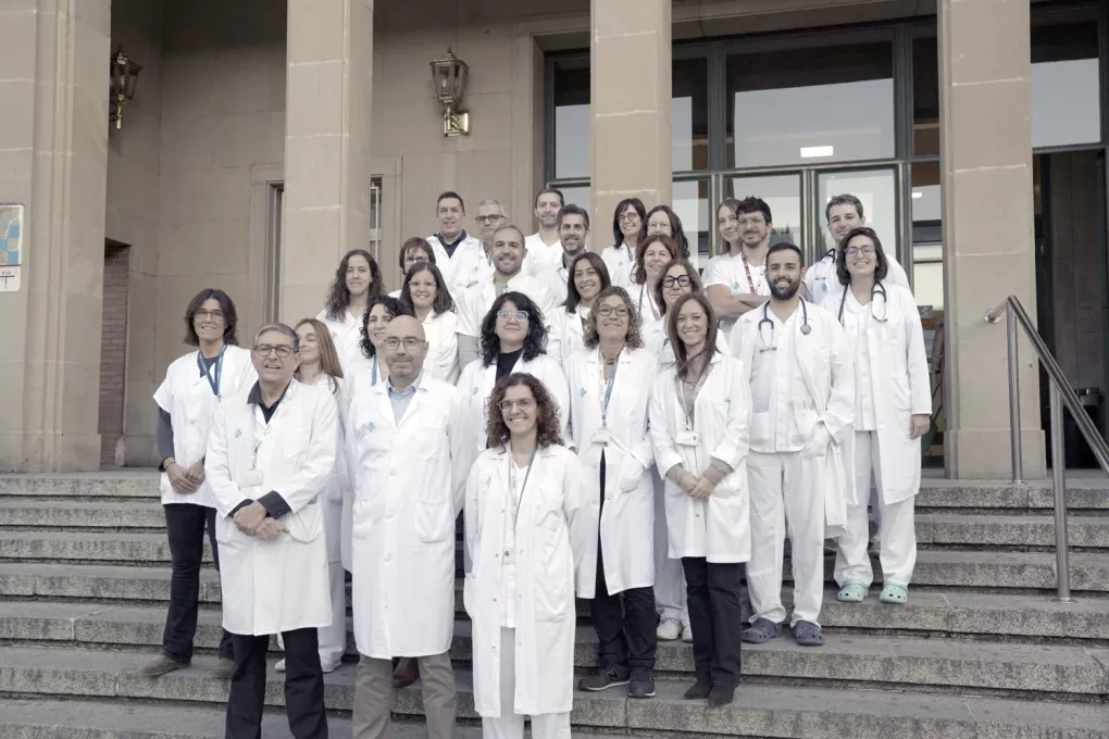 Els professionals del Servei de Pneumologia dels hospitals Trueta i Santa Caterina a les escales d'entrada del Trueta.