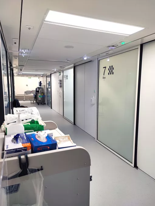 Passadís de boxos de la nova àrea de reanimació postquirúrgica del Trueta