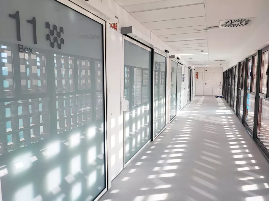 Passadís de boxos de la nova àrea de reanimació postquirúrgica del Trueta