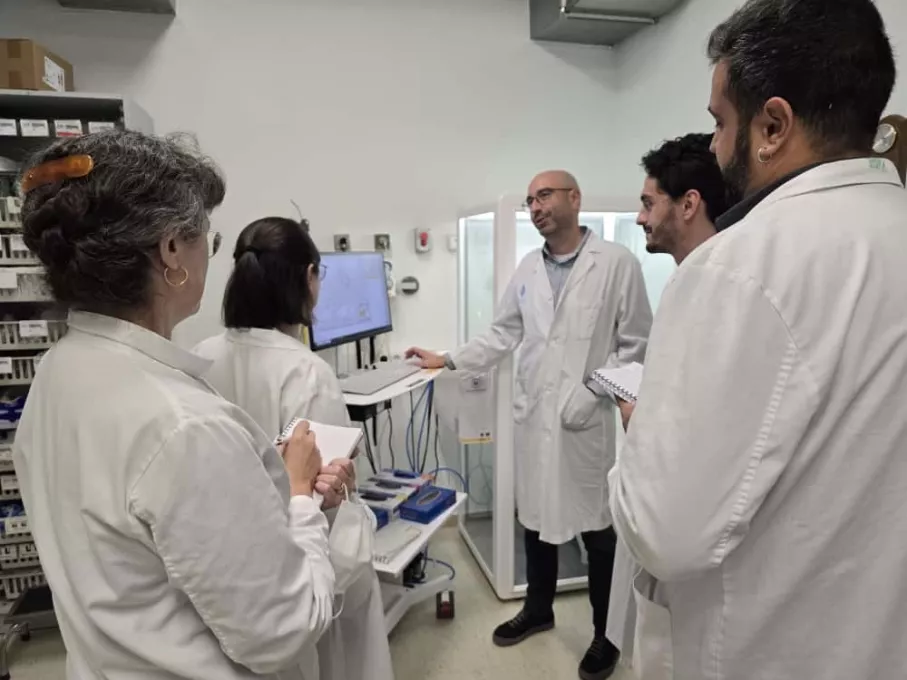 El doctor Marc Bonnin, cap del Servei de pneumologia, acompanya els components de l'equip del programa dHEALTH que van fer la immersió clínica al Trueta. 