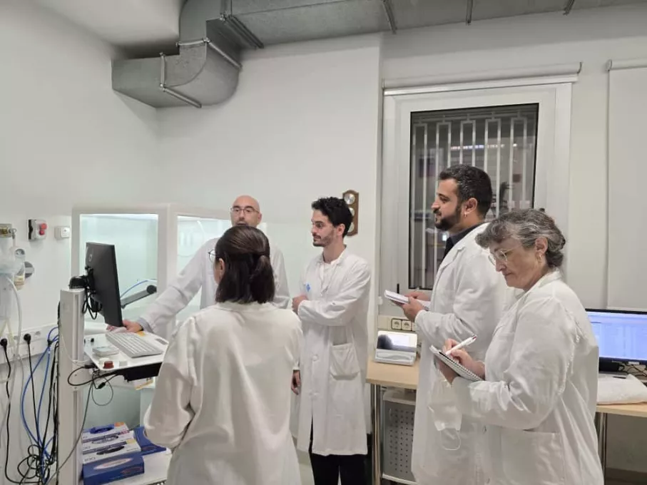 El doctor Marc Bonnin, cap del Servei de pneumologia, acompanya els components de l'equip del programa dHEALTH que van fer la immersió clínica al Trueta. 