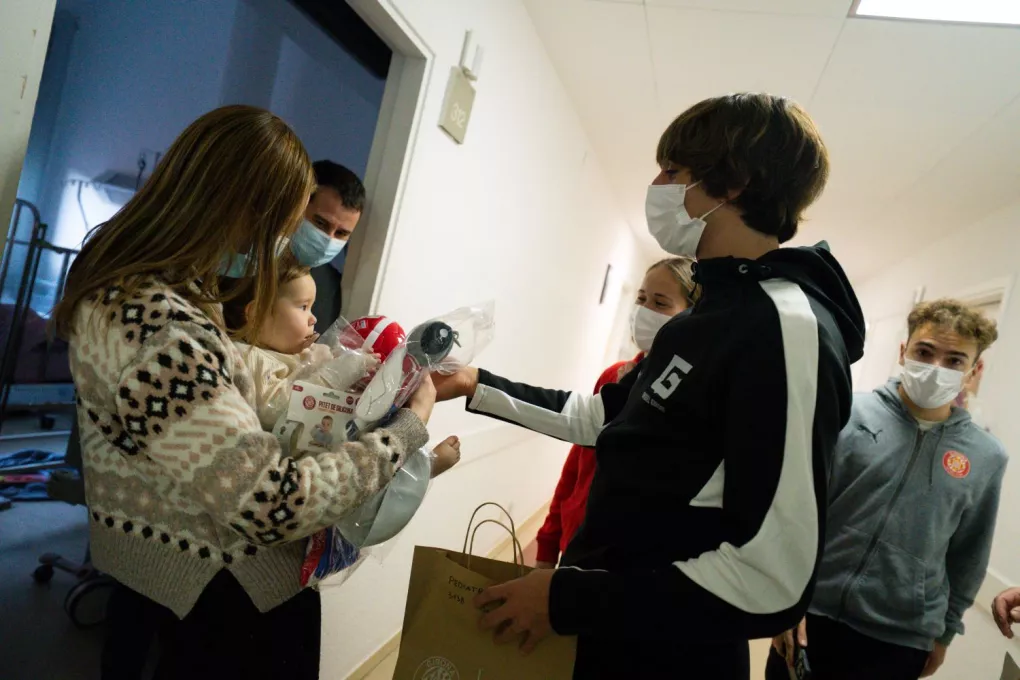 Jugadors i jugadores del Girona FC en la visita als infants ingressats a l'àrea de pediatria en el marc de les dates de Nadal