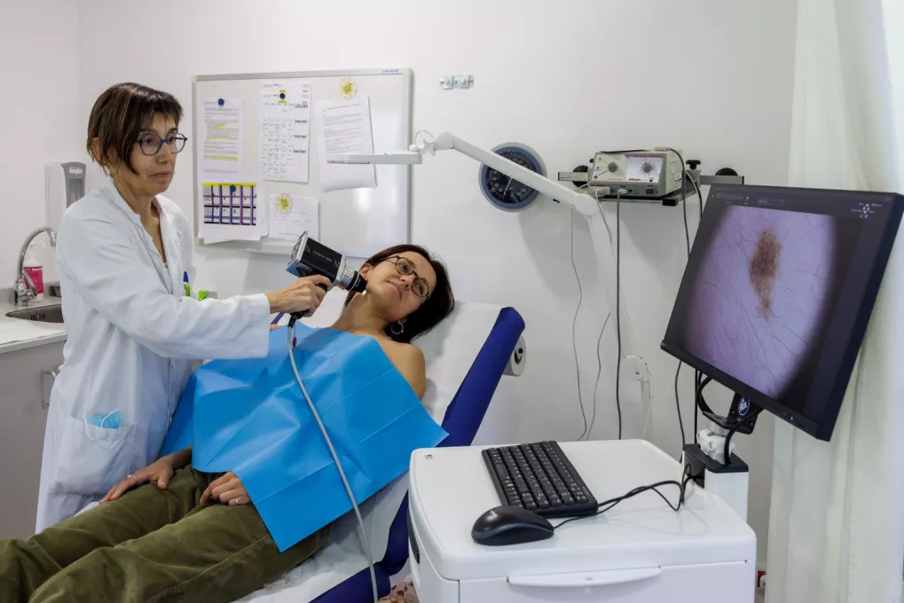 Una professional del Servei de Dermatologia dels hospitals Trueta i Santa Caterina realitza una exploració amb un dermatoscopi digital.