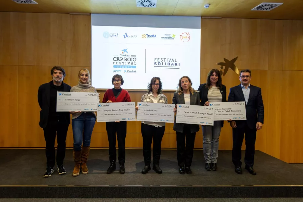Representants de les diferents entitats beneficiàries durant l'entrega de xecs de la campanya solidària del festival Cap Roig.