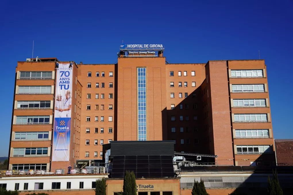 Instal·lació de la lona commemorativa del 70è aniversari de l'Hospital Trueta.
