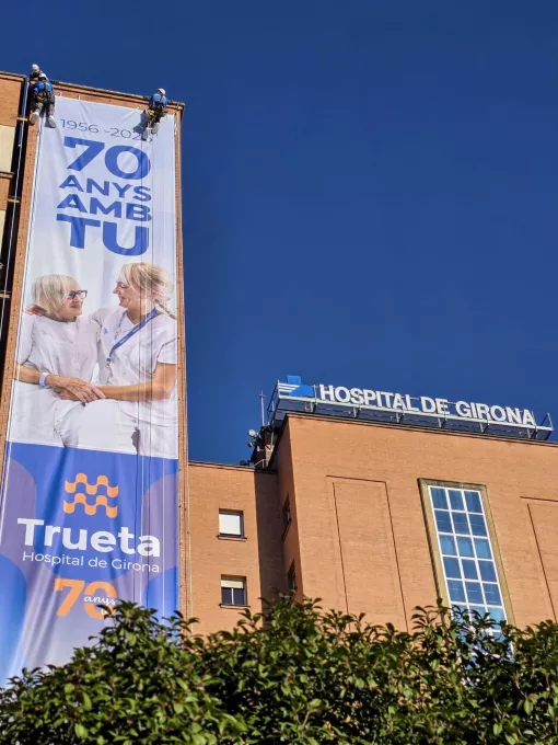 Instal·lació de la lona commemorativa del 70è aniversari de l'Hospital Trueta.