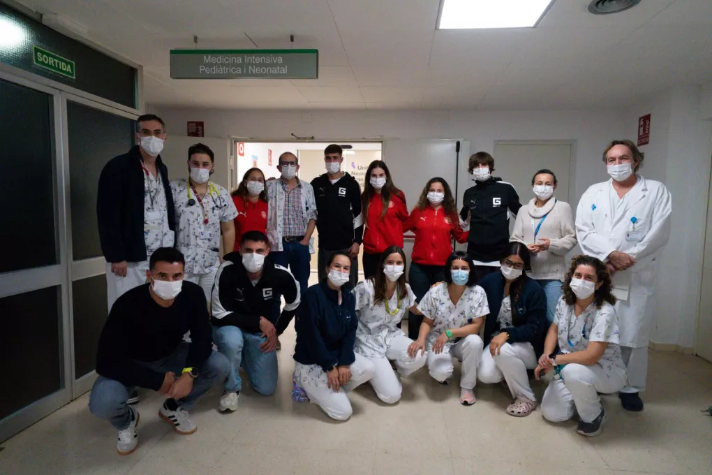 Jugadors i jugadores del Girona FC en la visita als infants ingressats a l'àrea de pediatria en el marc de les dates de Nadal
