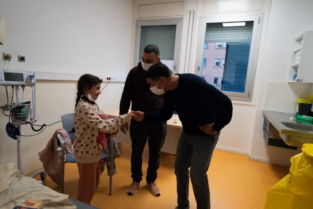 Jugadors i jugadores del Girona FC en la visita als infants ingressats a l'àrea de pediatria en el marc de les dates de Nadal
