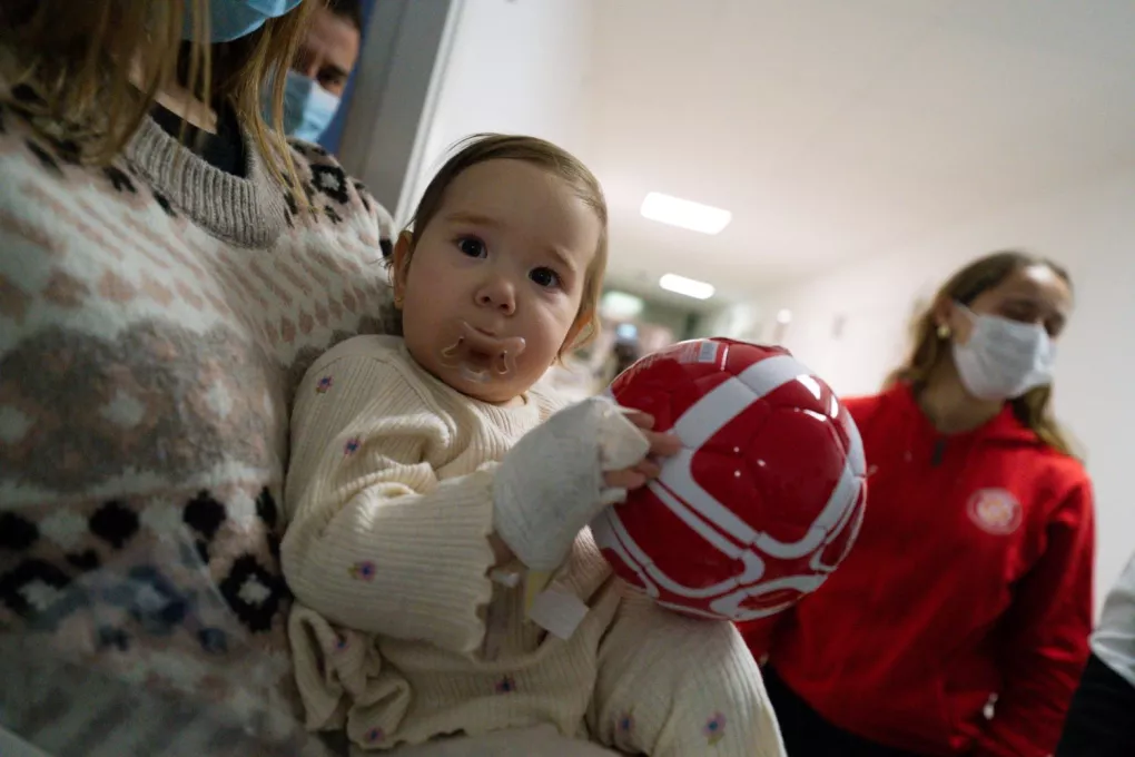 Jugadors i jugadores del Girona FC en la visita als infants ingressats a l'àrea de pediatria en el marc de les dates de Nadal