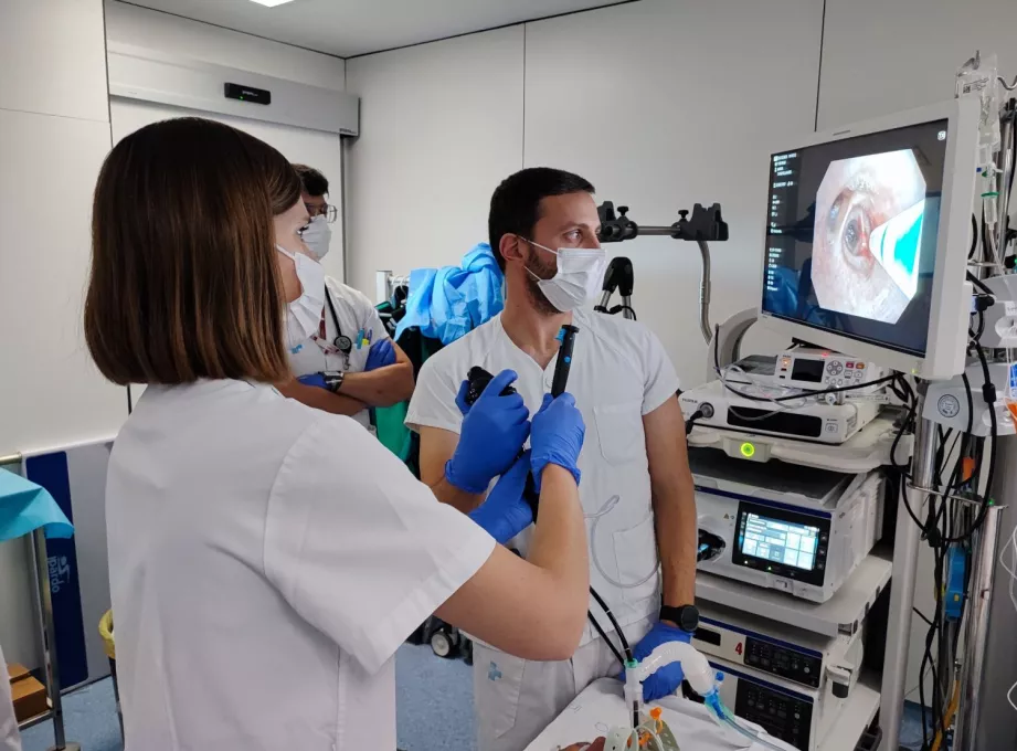 Intervenció per a col·locar les vàlvules endobronquials per part de professionals de la Unitat de Broncoscòpies del Trueta.