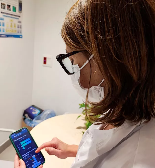 Professionals del Servei d'Urgències de l'Hospital Trueta observen les dades del nou panell de control central.