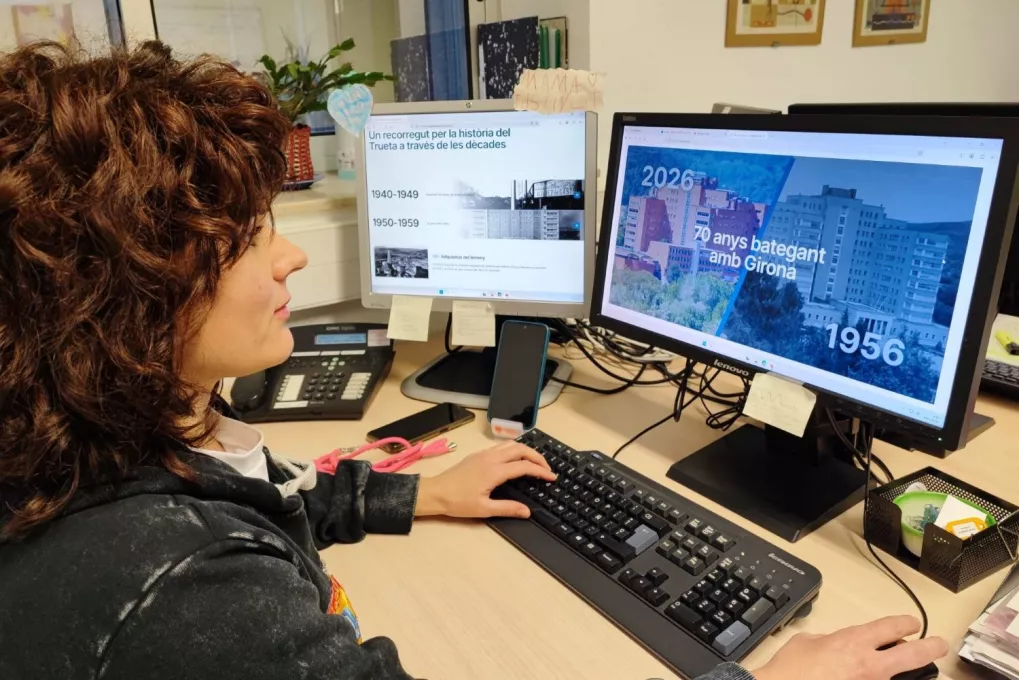 Una persona consulta els continguts de la web històrica elaborada per commemorar el 70è aniversari de l'Hospital Trueta